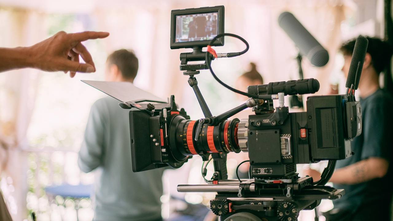 Богатая женщина профинансировала сериал и зацеловала исполнителя главной роли