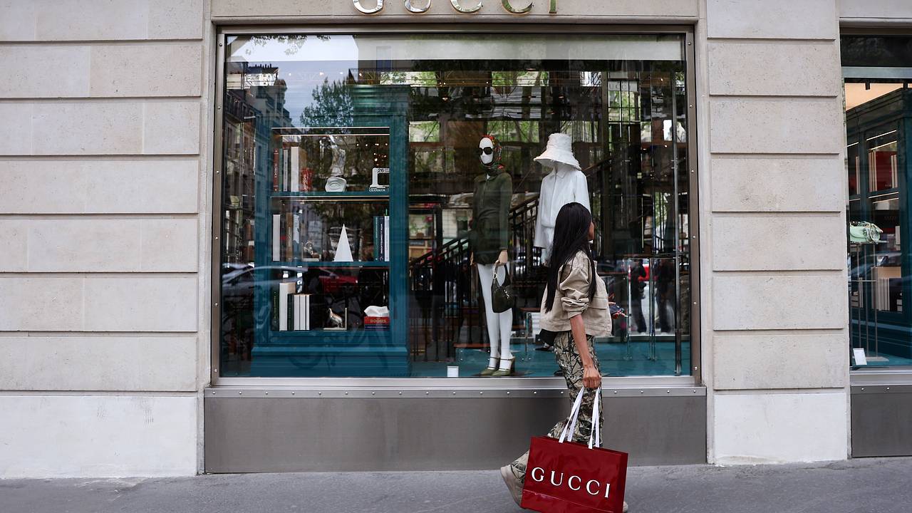 Gucci и Balenciaga стали доступнее для россиян