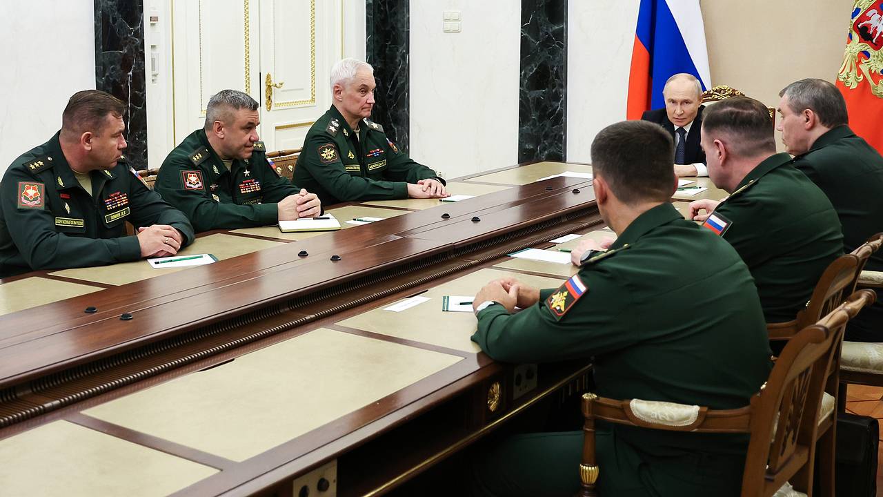 «Завоевали доверие, приобрели опыт и проявили свой талант». В Госдуме объяснили кадровые перестановки в командовании ВС России