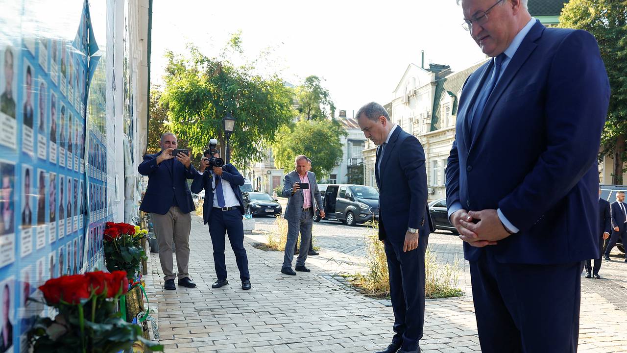 Глава МИД Азербайджана приехал в Киев и возложил цветы к памятнику ВСУ. В России это назвали поддержкой неонацизма