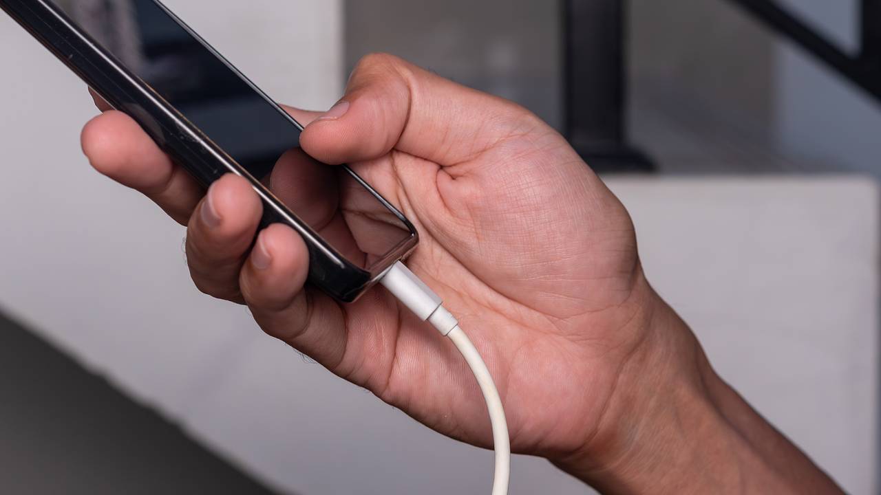 Развеяны связанные с зарядкой смартфонов мифы