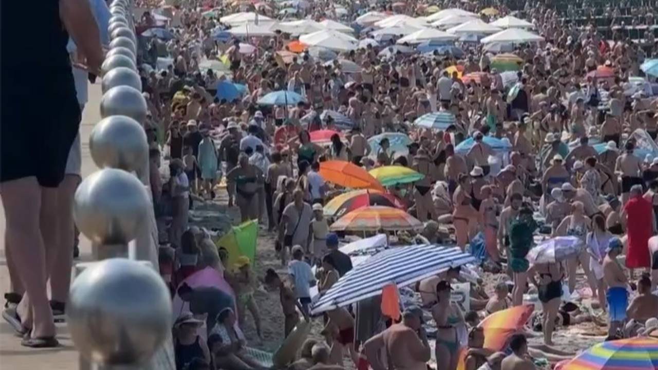 Переполненные людьми пляжи российского курортного города попали на видео