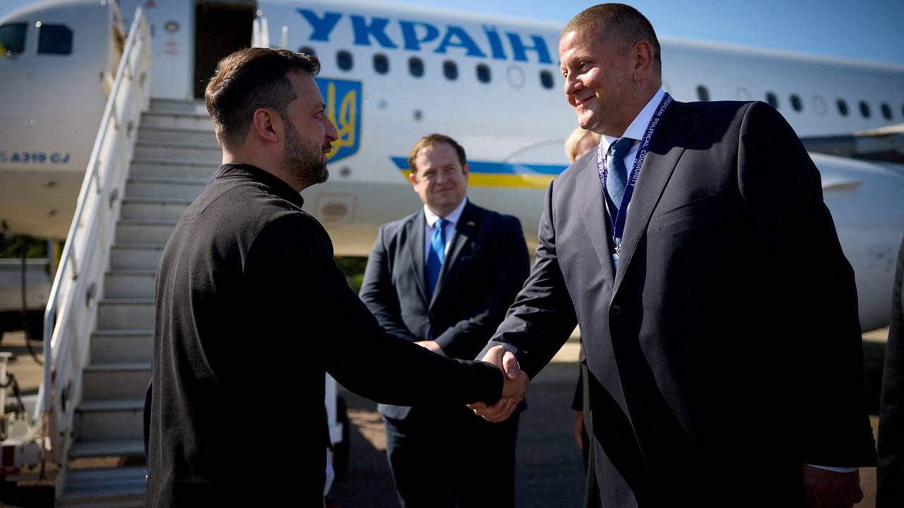 На Украине смутились из-за одной детали на фото Зеленского с Залужным На Украине смутились из-за одной детали на фото Зеленского с Залужным