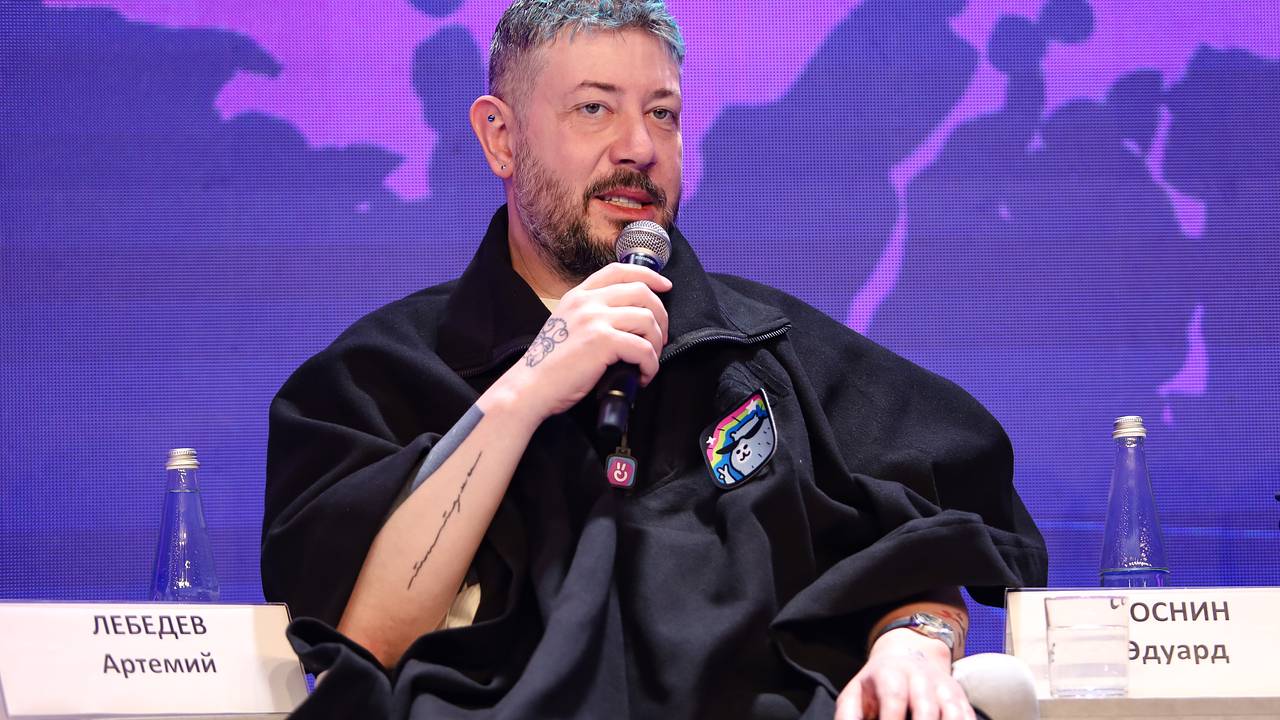 Артемий Лебедев дал советы страдающей от вонючих носков соседа в плацкарте подписчице