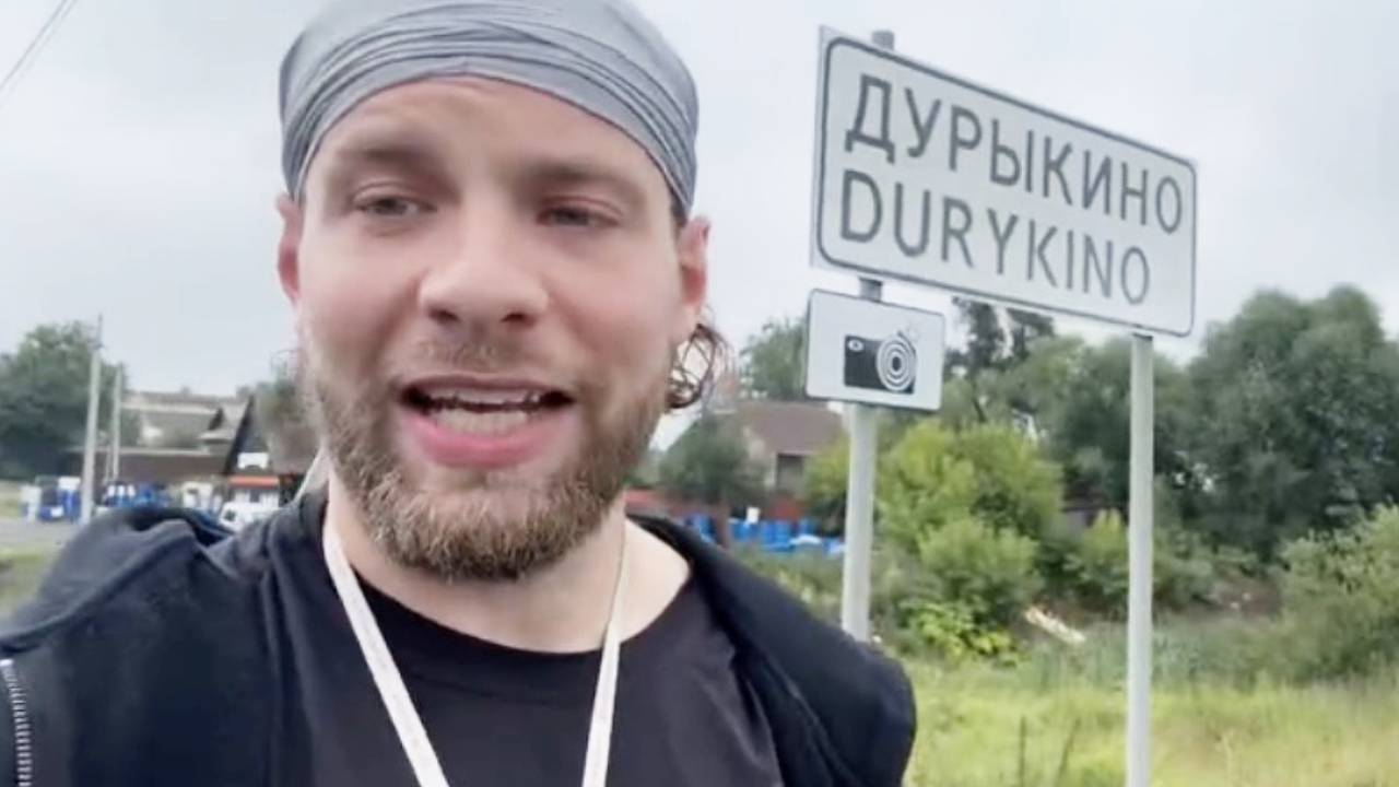 Фитнес-блогер отправился пешком по жаре из Москвы в Петербург ради мирового рекорда Фитнес-блогер отправился пешком по жаре из Москвы в Петербург ради мирового рекорда