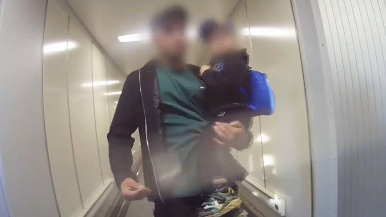 Россиянин с ребенком устроил дебош в самолете и попал на видео