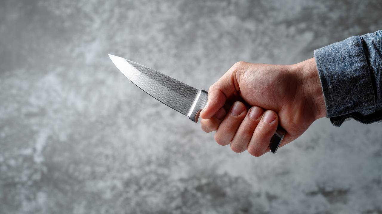 Мужчина с ножом напал на прохожих в Чехии