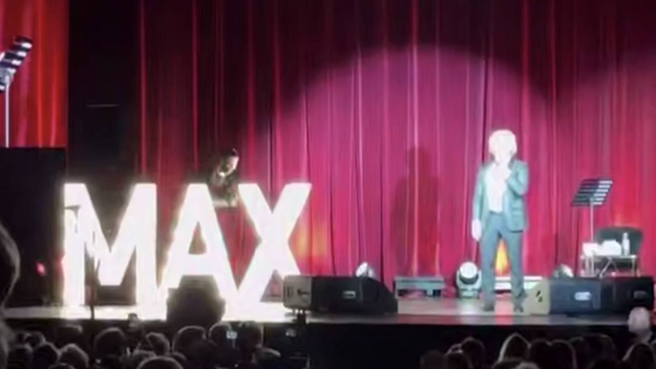 Максим Галкин спел о цирке на фоне букв MAX