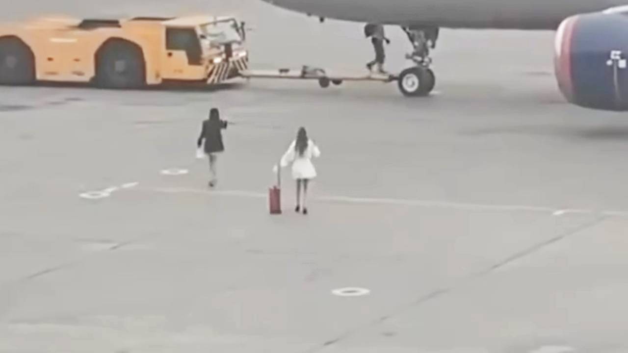 Опоздавшие на рейс россиянки устроили забег за самолетом и попали на видео Опоздавшие на рейс россиянки устроили забег за самолетом и попали на видео