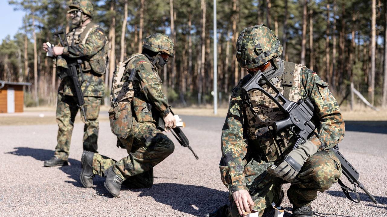 Немецкие резервисты оказались вынуждены забирать у военных оружие