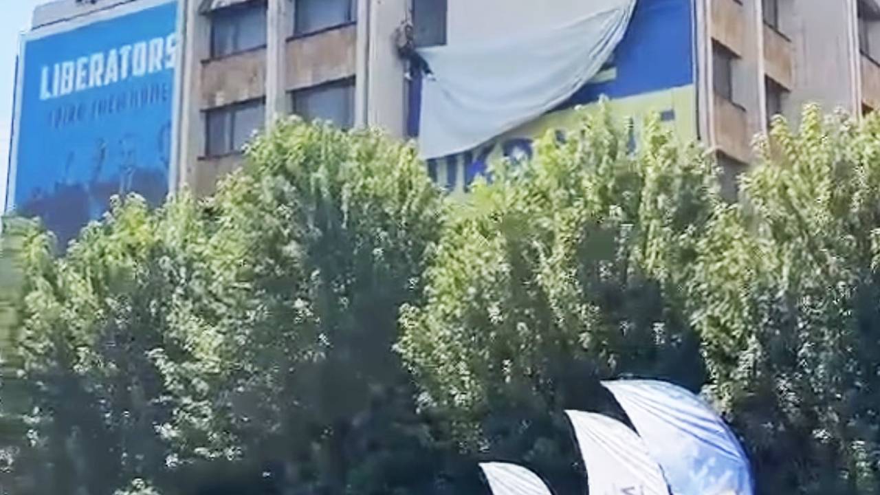 В Приштине сняли украинский флаг В Приштине сняли украинский флаг