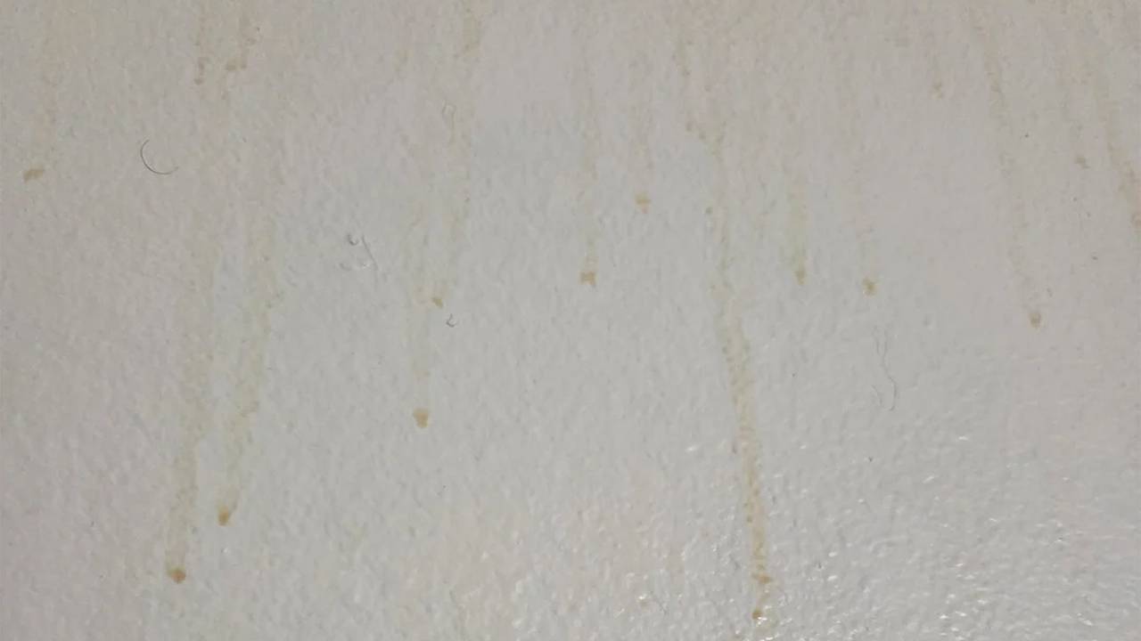 Странные струи коричневой жидкости на стенах поставили в тупик новых жильцов квартиры