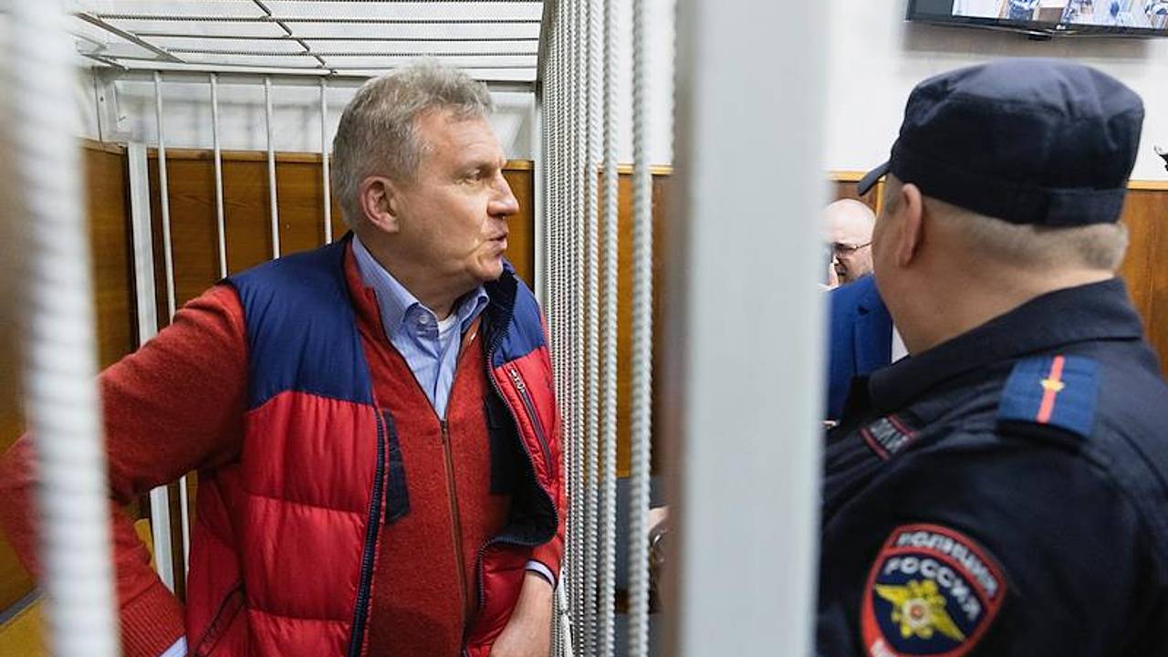 Российского миллиардера освободили