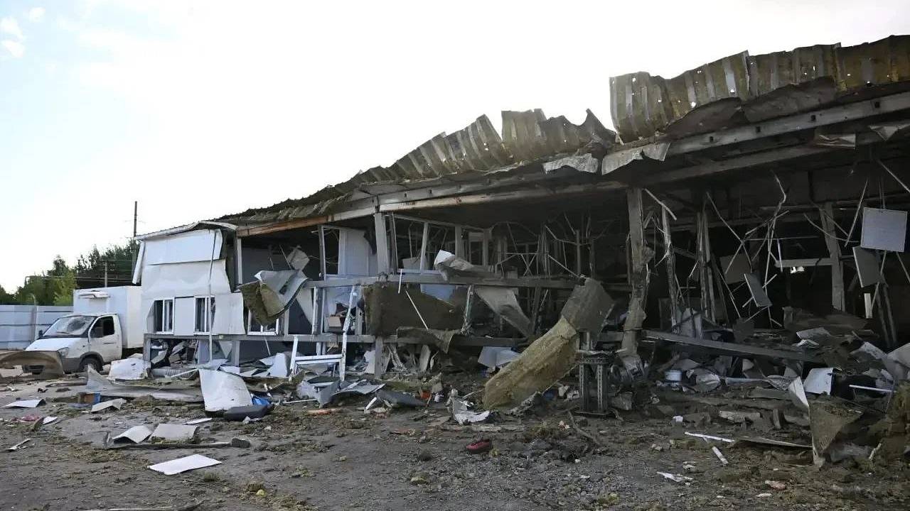Появились кадры разрушений после удара ВСУ по Нижнекамску Появились кадры разрушений после удара ВСУ по Нижнекамску