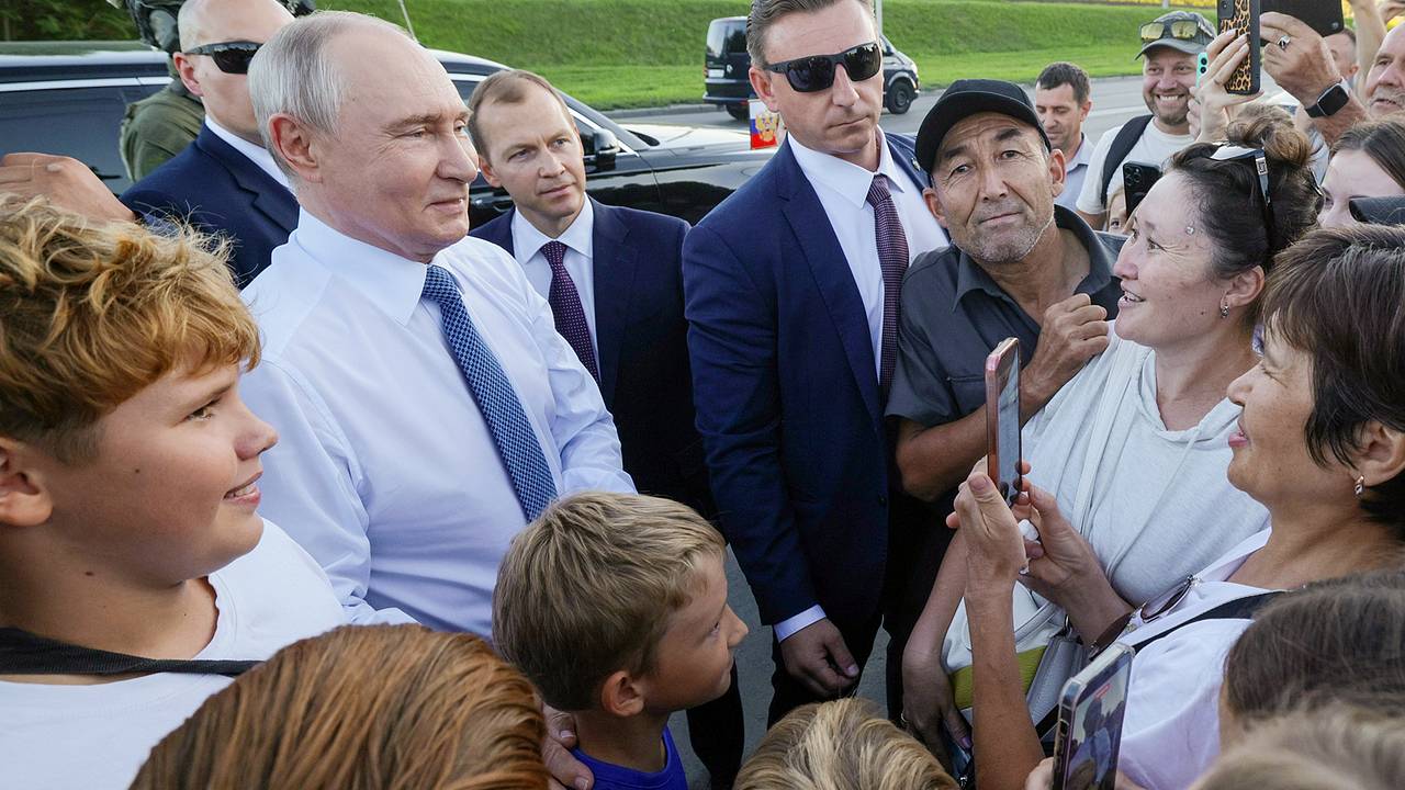 Путин остановил кортеж у заправки в Новосибирске и вышел к россиянам. Как это было и о чем они говорили