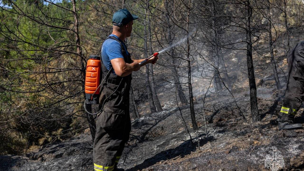 Появились кадры тушения пожара после атаки БПЛА на Севастополь