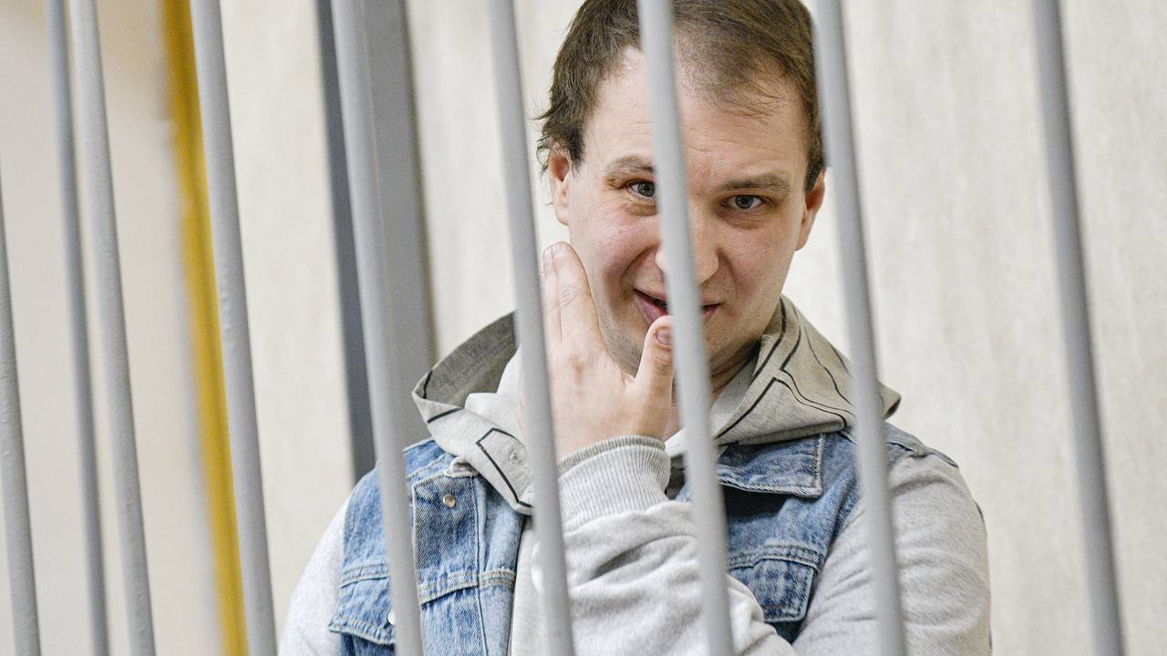 Самолет с Гилманом на борту совершил посадку в европейской стране