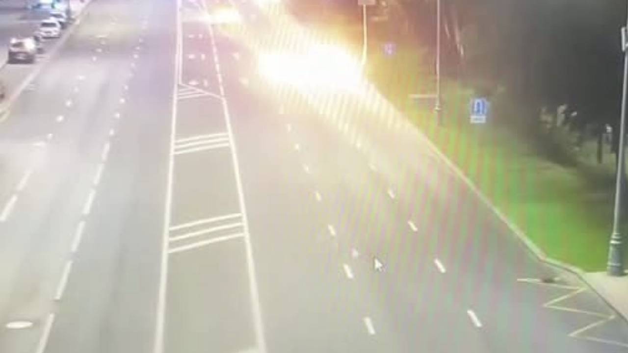 Вылетевший на проезжающие машины в Москве коктейль Молотова попал на видео