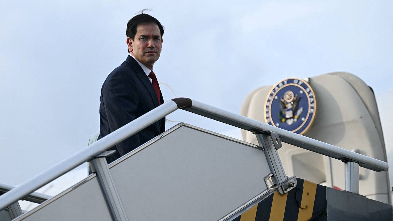 В Конгрессе США разгневались из-за тайной операции по пересадке Трампа на другой самолет