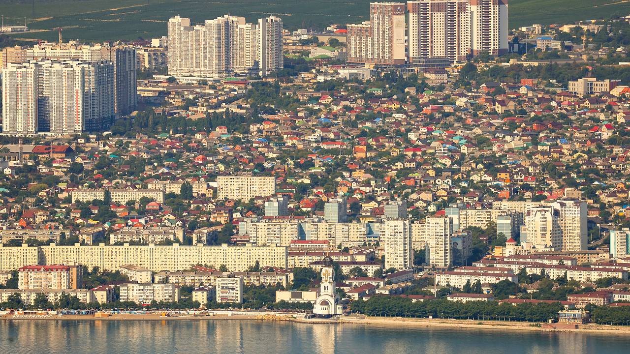 «Новороссийск пережил страшную ночь». В крупном портовом городе России из-за атаки сотен дронов ВСУ повреждены 60 домов. Видео