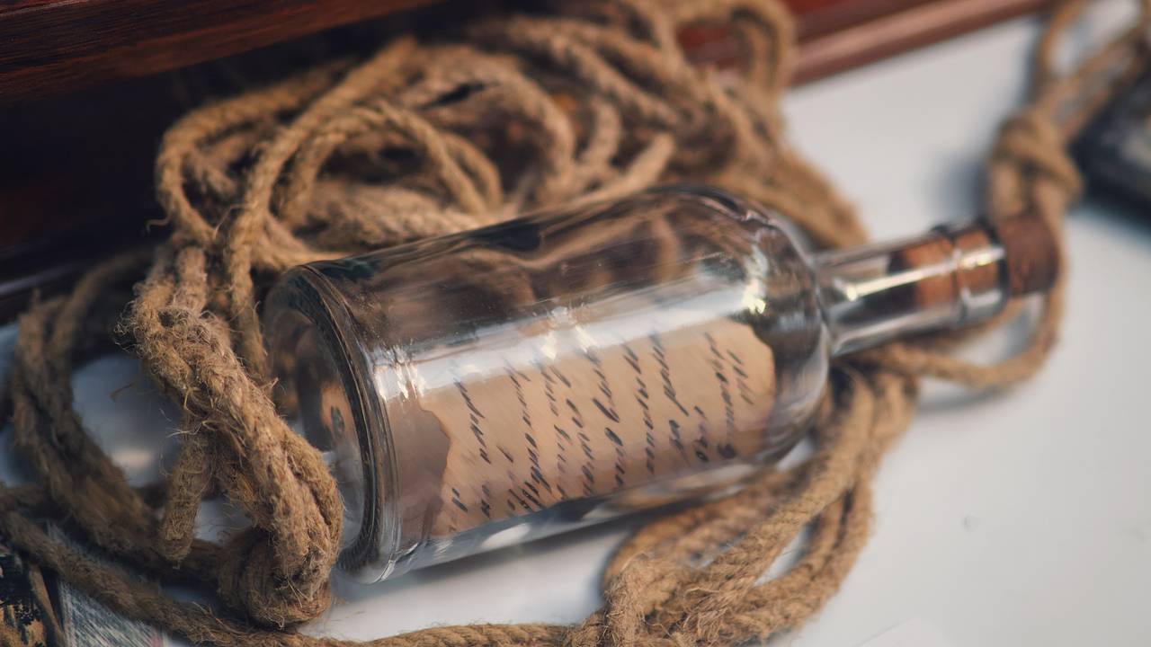 Бутылку с посланием 67-летней давности нашли за лестницей