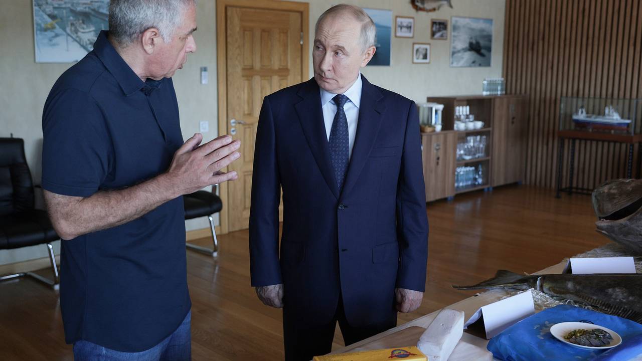 МИД Японии вызвал посла России из-за визита Путина на Курилы МИД Японии вызвал посла России из-за визита Путина на Курилы
