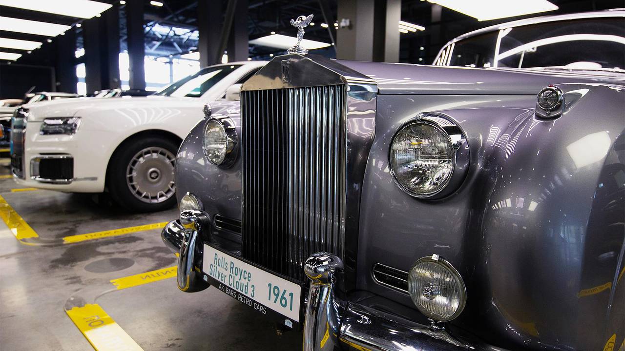 Россияне стали активно скупать новые сверхдорогие автомобили