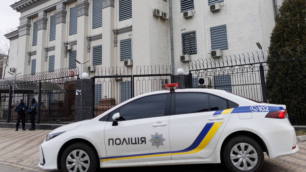 Бойцы СВО сбежали из украинской колонии, расправились с военным ВСУ и угнали Mercedes