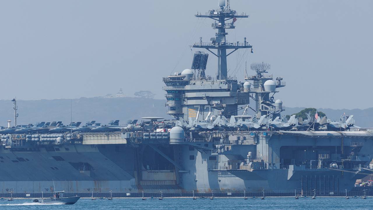 В США скандал вокруг плесневеющего авианосца связали с помощью Украине В США скандал вокруг плесневеющего авианосца связали с помощью Украине