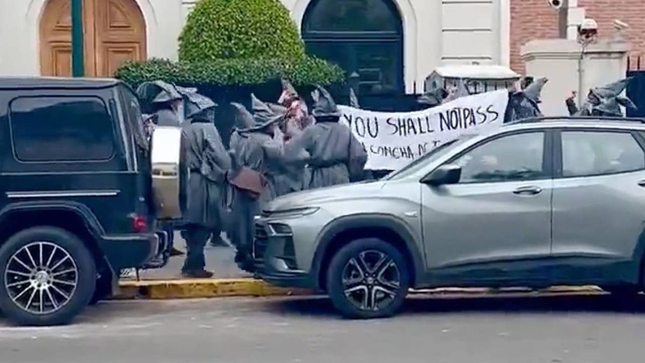 Группа гэндальфов устроила протест у дома американского миллиардера