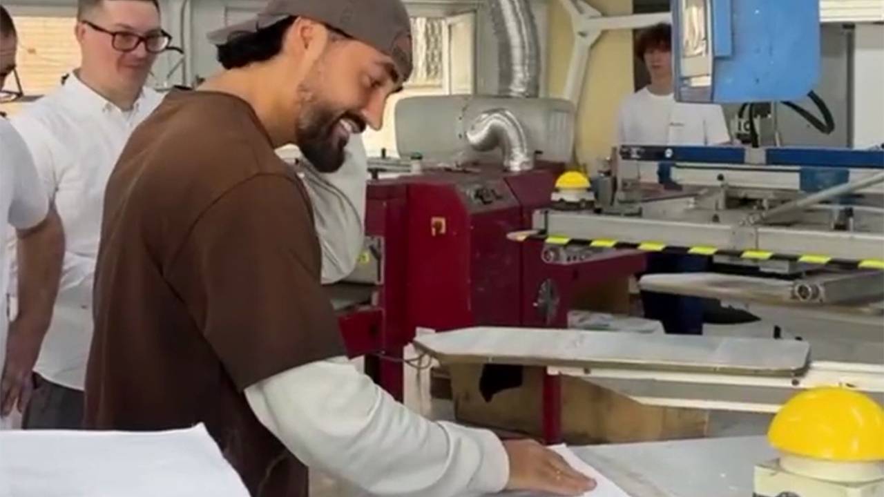 Популярный российский рэпер сшил 43 тысячи полотенец для своих фанатов Популярный российский рэпер сшил 43 тысячи полотенец для своих фанатов