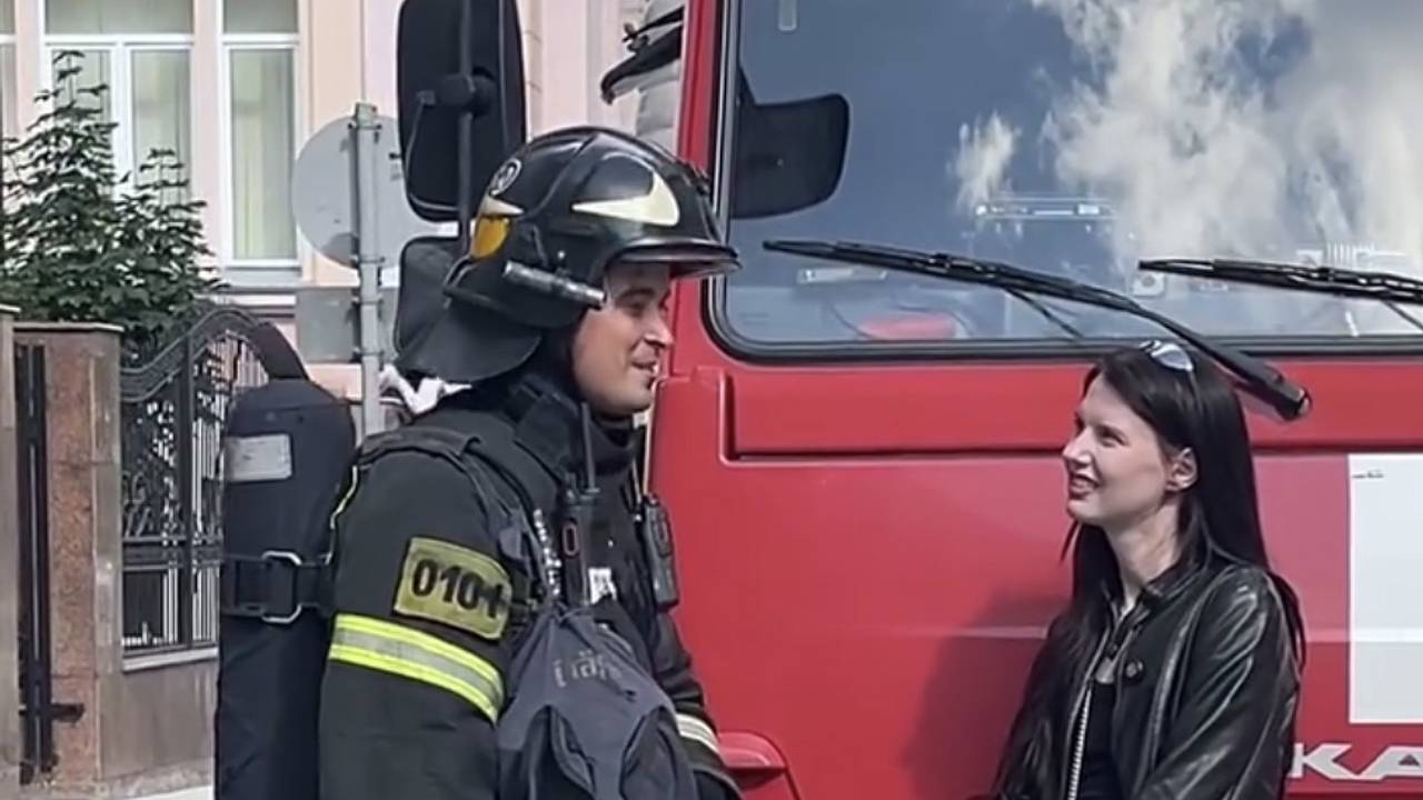 Сотрудник МЧС согласился стать моделью для фотографа и прославился в сети Сотрудник МЧС согласился стать моделью для фотографа и прославился в сети