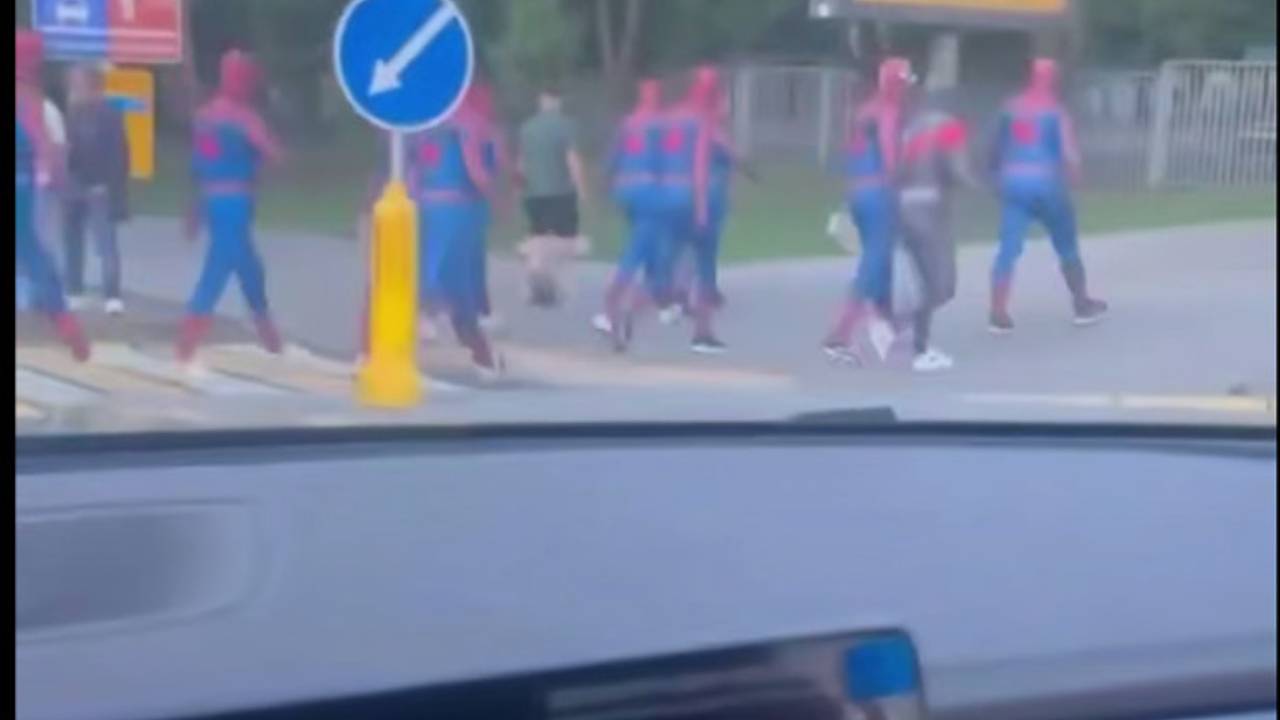 Сотни «Человеков-пауков» заполонили российские города