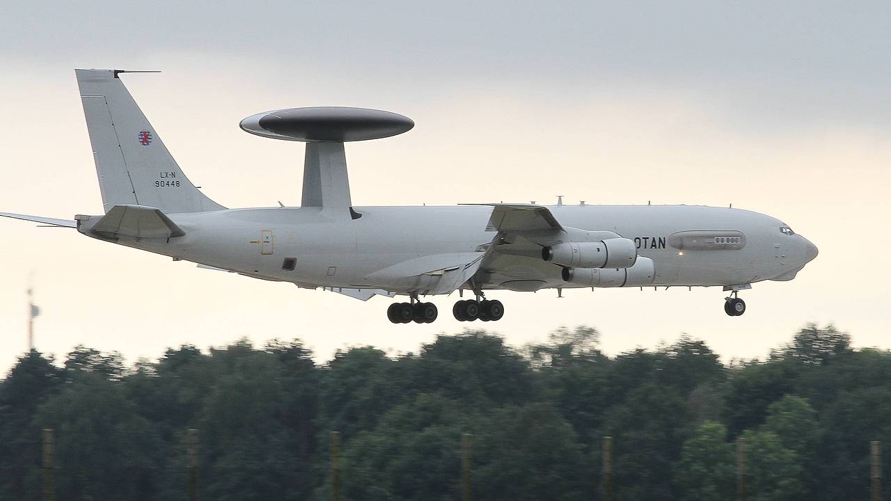 Военный самолет подал сигнал бедствия