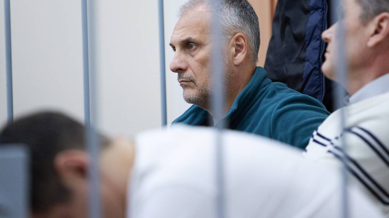 Писавший бриллиантовой ручкой в золотом кабинете экс-губернатор взялся за бордюры Писавший бриллиантовой ручкой в золотом кабинете экс-губернатор взялся за бордюры