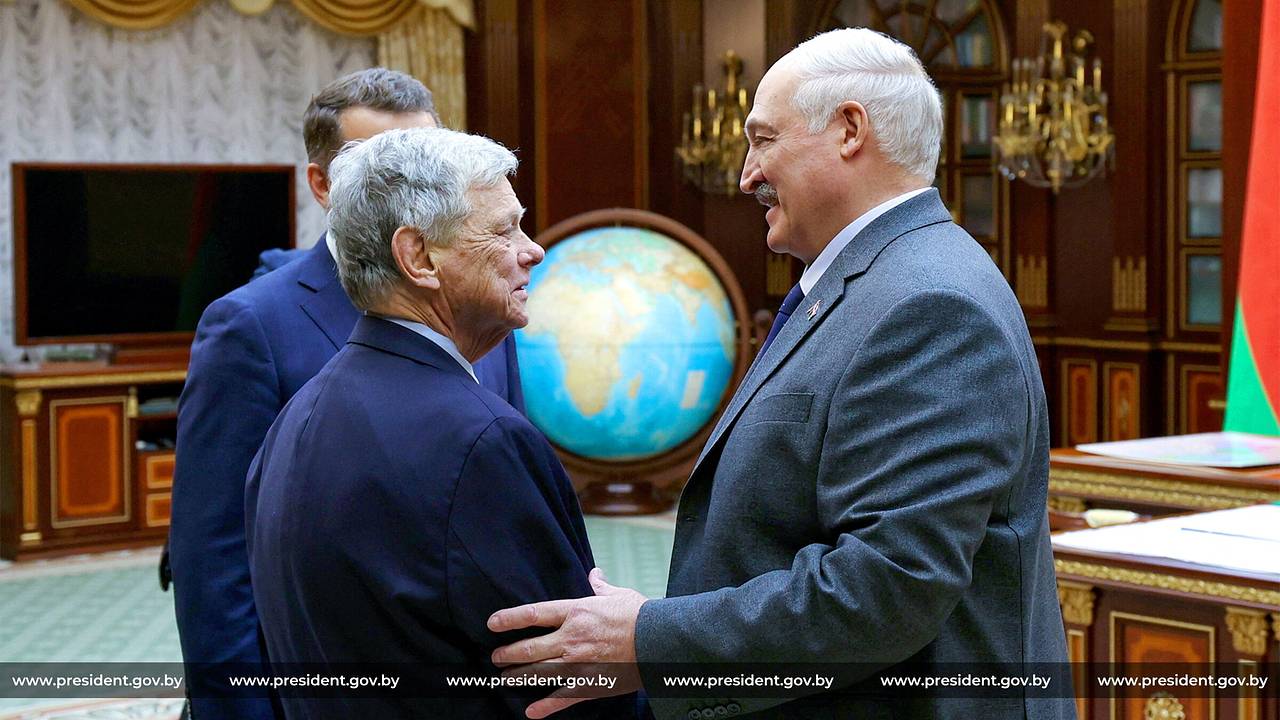 «Он рвал и метал». Спецпосланник Трампа решил разрядить обстановку на встрече с Лукашенко и оскорбил лидеров ЕС «Он рвал и метал». Спецпосланник Трампа решил разрядить обстановку на встрече с Лукашенко и оскорбил лидеров ЕС