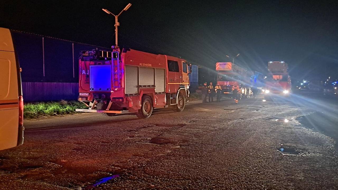 Спасатели столкнулись с трудностями при тушении мощного пожара в Петербурге