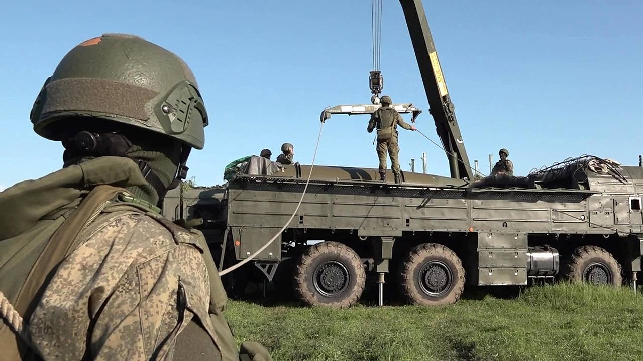 Горят фуры с беспилотниками, локомотивы и топливо для ВСУ. ВС России нанесли новые удары по украинским объектам