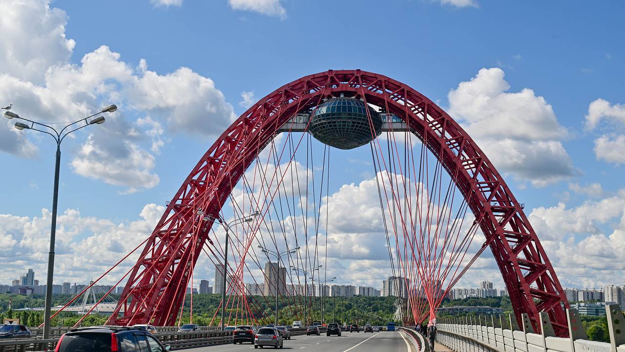 Подростки в Москве забрались под купол Живописного моста и попали в полицию