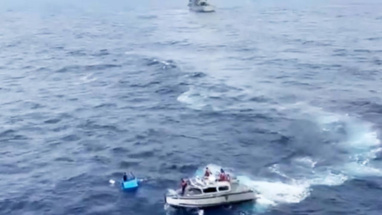 Двое рыбаков с затонувшего судна пять дней плыли по морю в холодильнике
