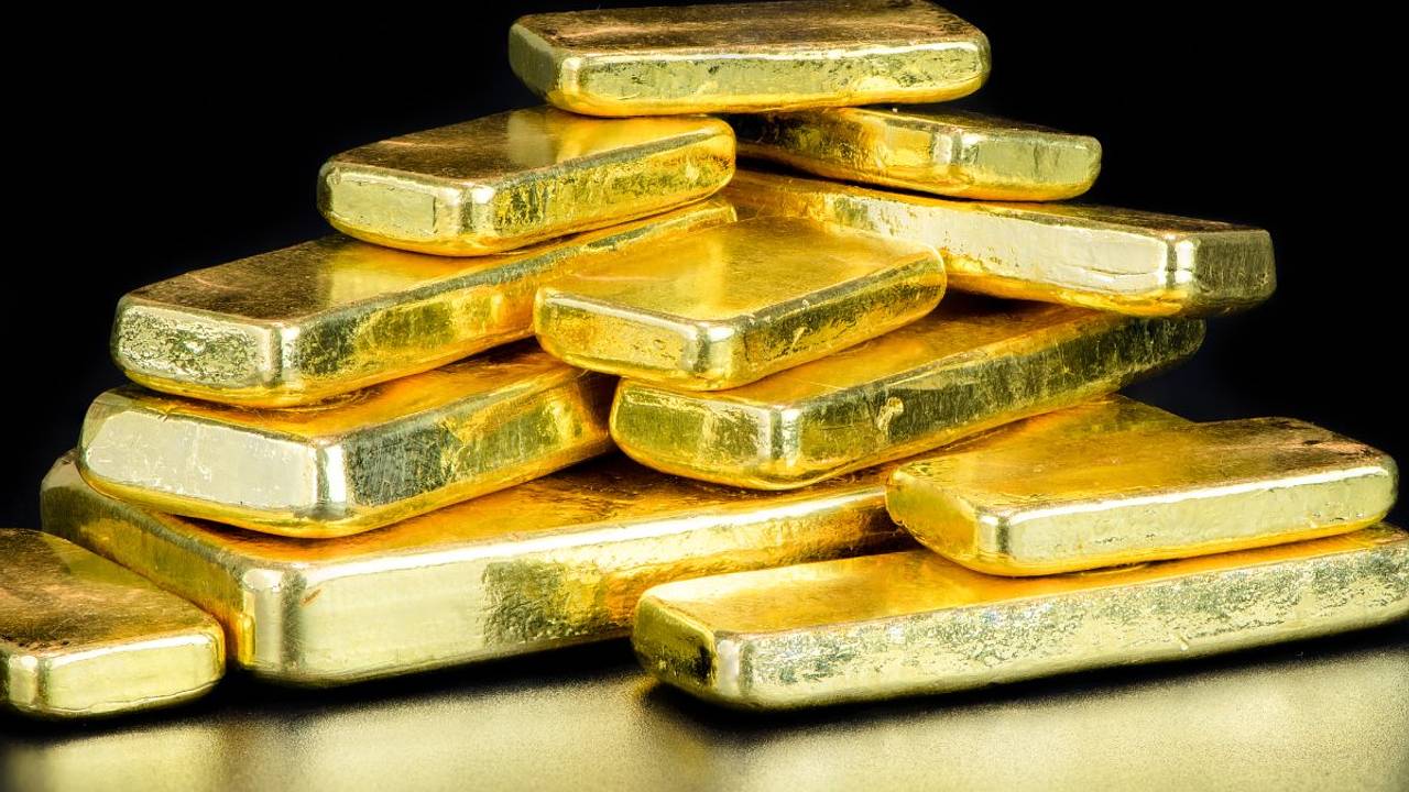 Россияне бросились скупать золотые слитки в ювелирных магазинах