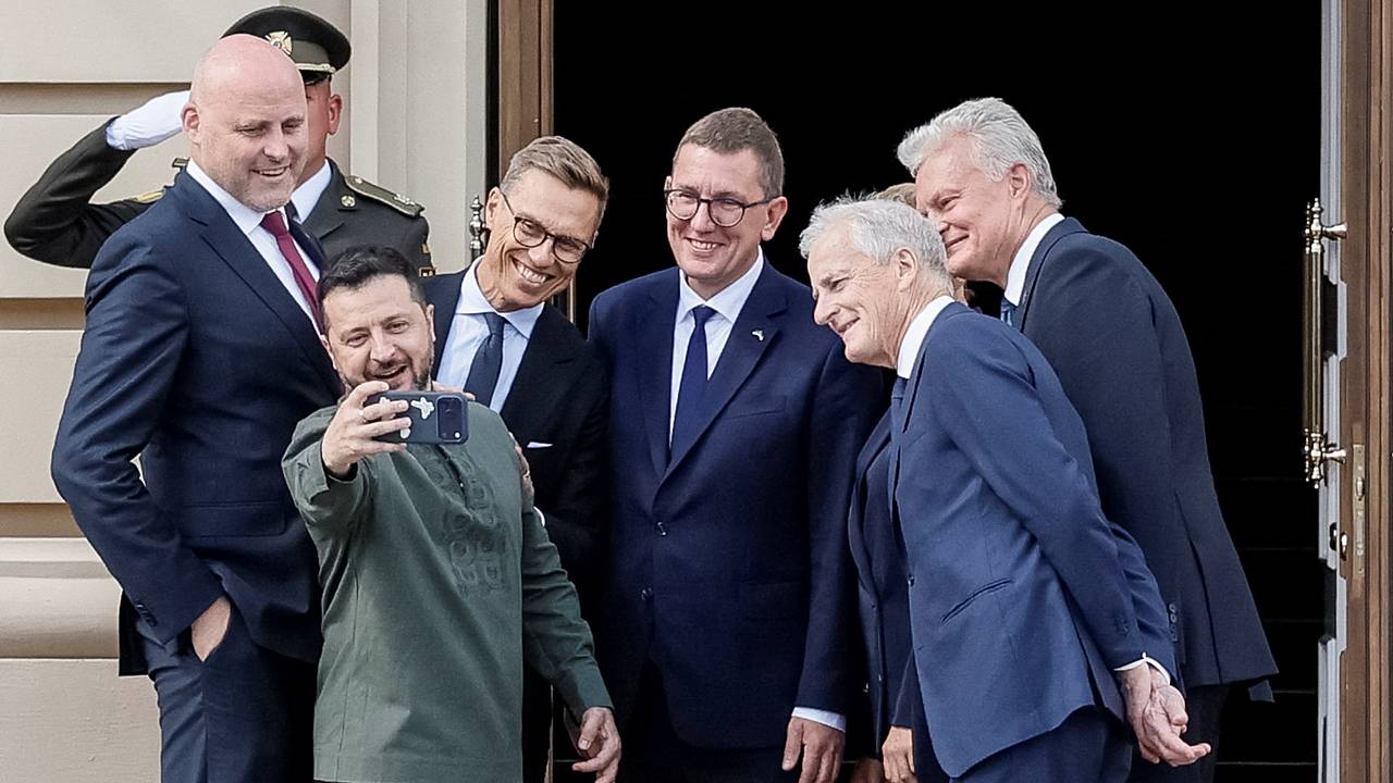 Встреча Зеленского с европейскими лидерами в День независимости Украины вызвала возмущение Встреча Зеленского с европейскими лидерами в День независимости Украины вызвала возмущение