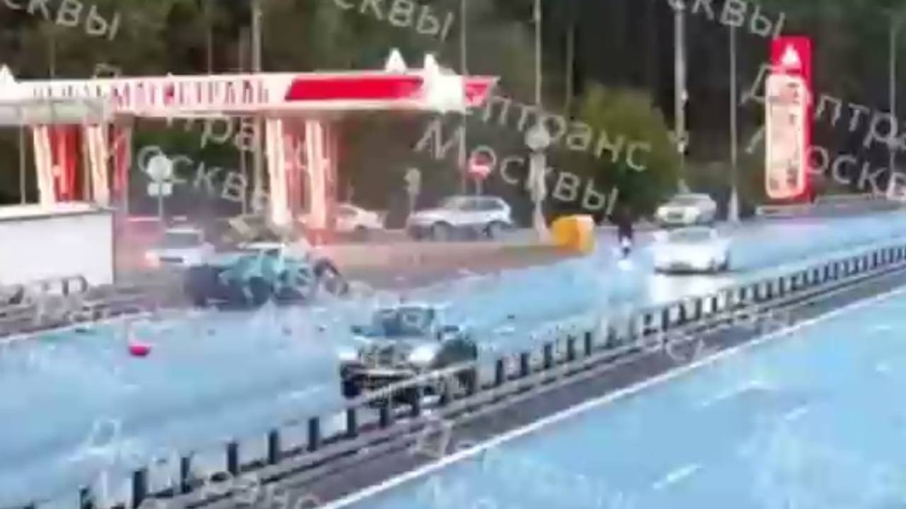 Два человека погибли в аварии у АЗС в Москве