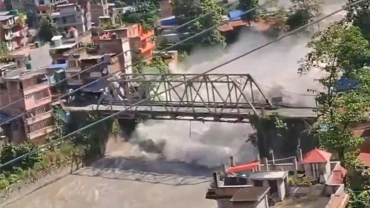 Более 380 туристов пропали во время мощного паводка в Тибете