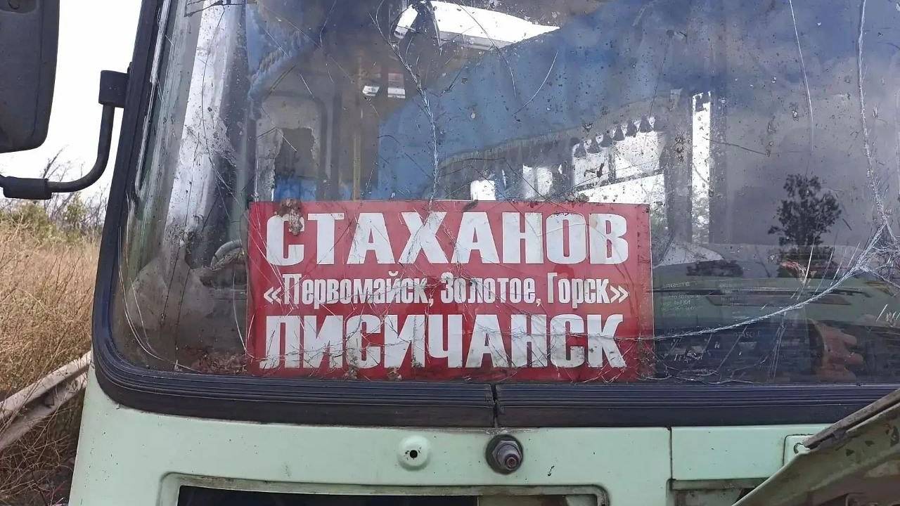 Появились кадры атакованного ВСУ в ЛНР автобуса Появились кадры атакованного ВСУ в ЛНР автобуса