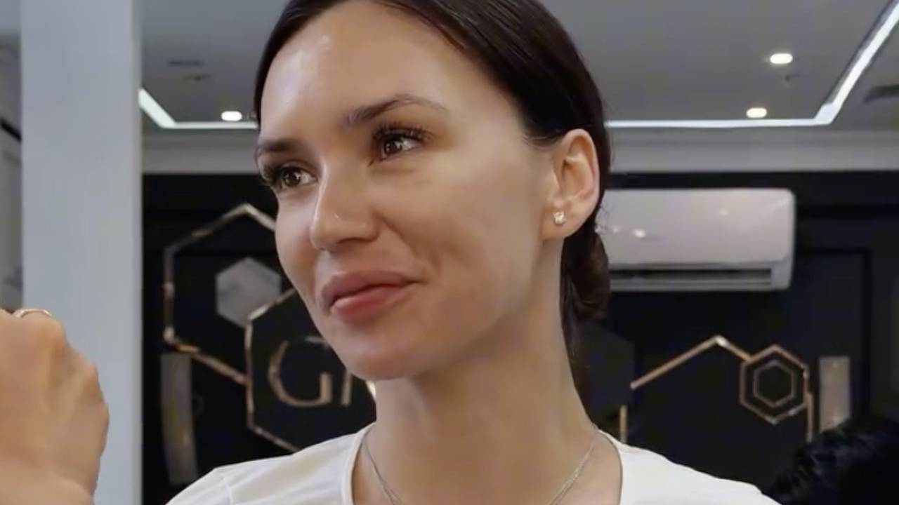 Серябкина без макияжа снялась в салоне красоты