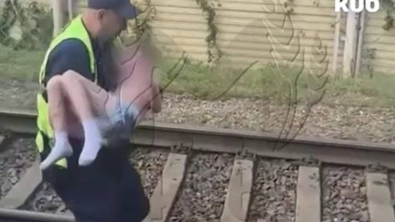 Полуголого мальчика нашли лежащим на железнодорожных путях у российского курорта