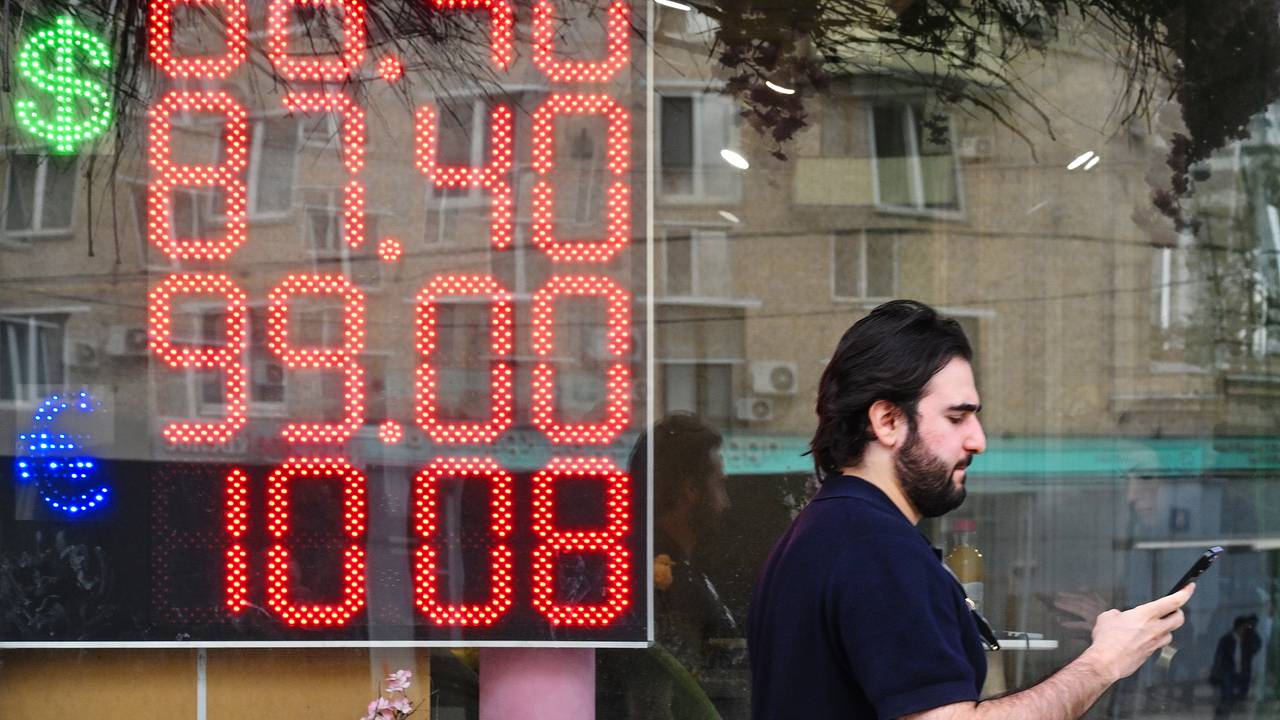 Расчетный курс доллара превысил 87 рублей