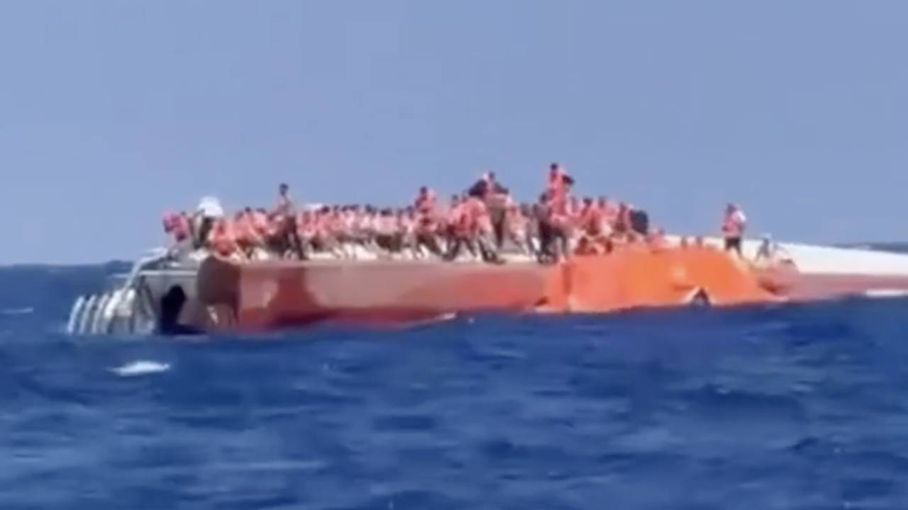 Операция по спасению сотен пассажиров перевернувшегося парома попала на видео