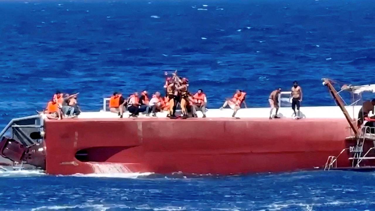 Версию о столкновении затонувшего у Северного Кипра парома с неким объектом проверят Версию о столкновении затонувшего у Северного Кипра парома с неким объектом проверят